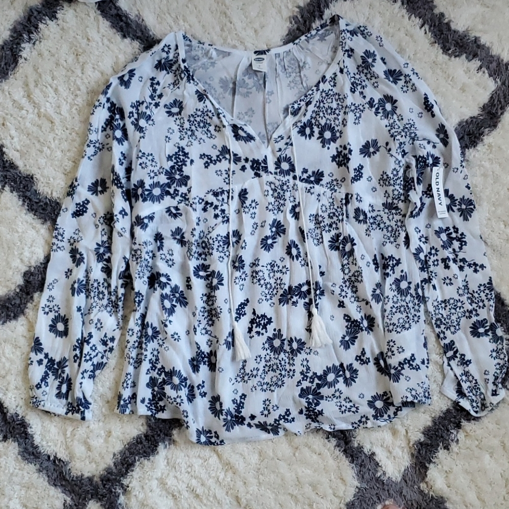 Old Navy tie front white top with blue florals